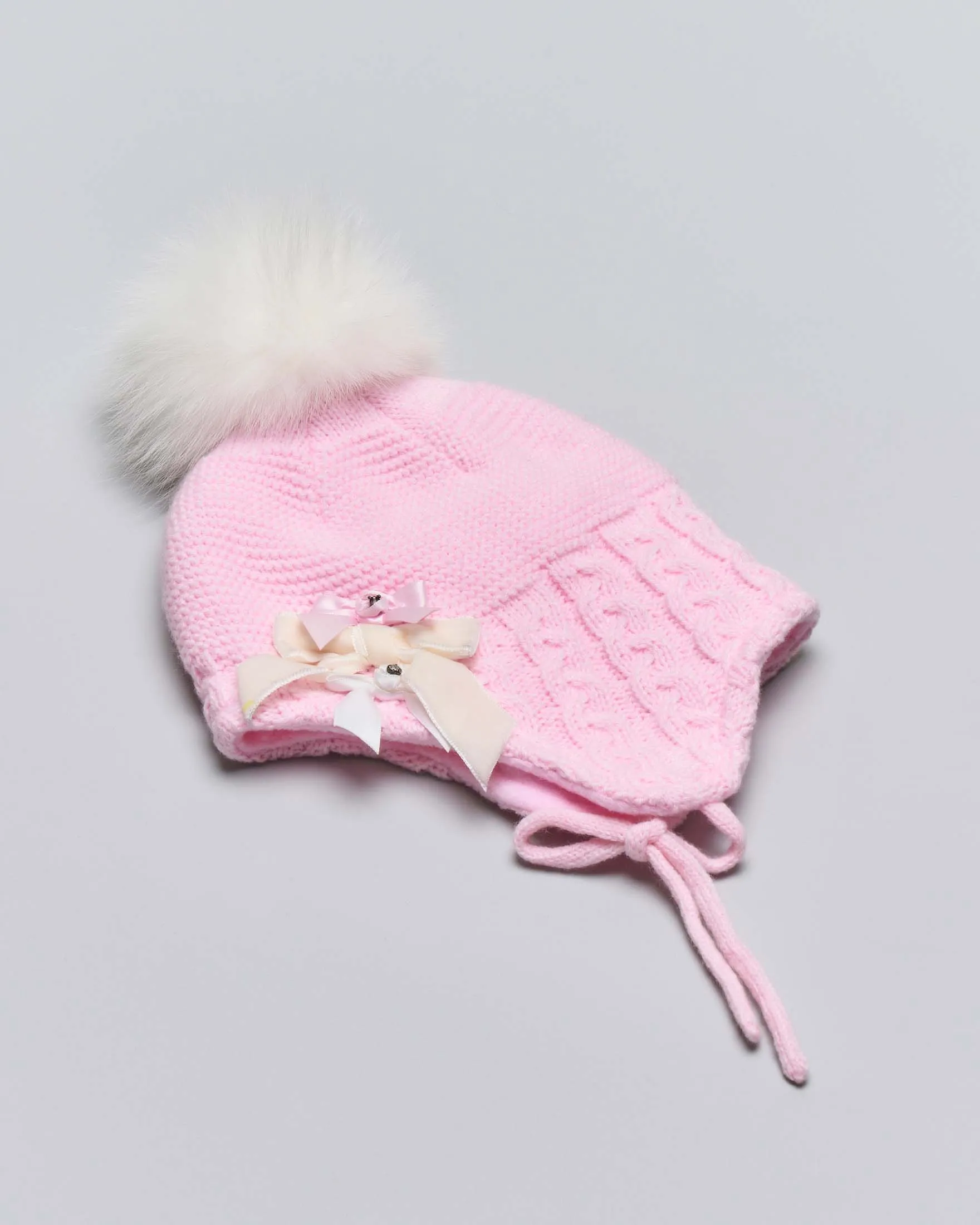 Berretto rosa a trecce con paraorecchie pompon e fiocchetti applicati 3-7 anni