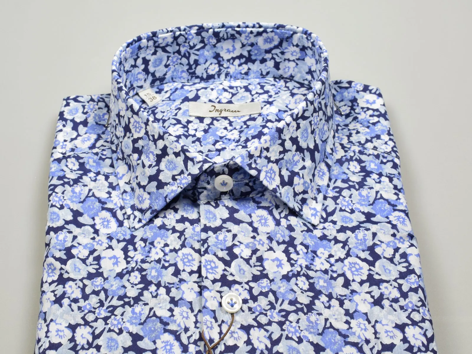 Camicia ingram in cotone regular fit con disegno floreale stampato