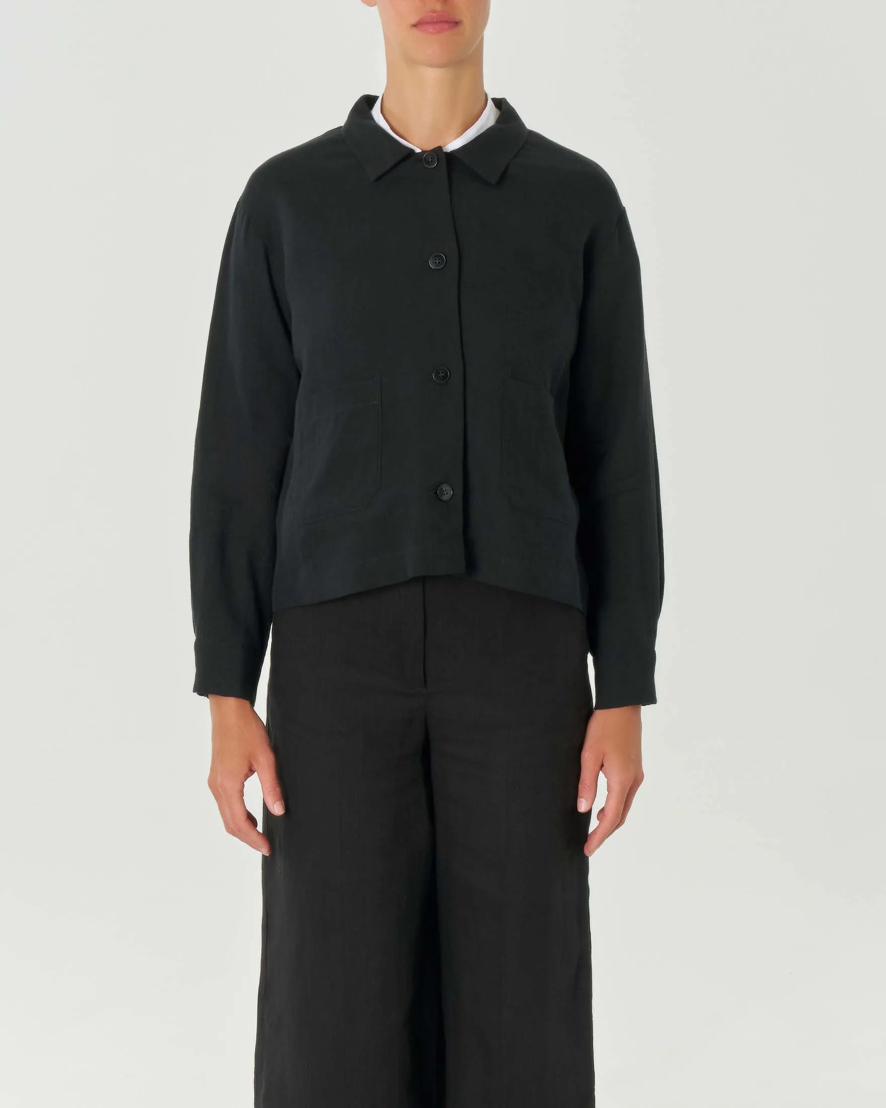 Giacca nera in lino con colletto a camicia