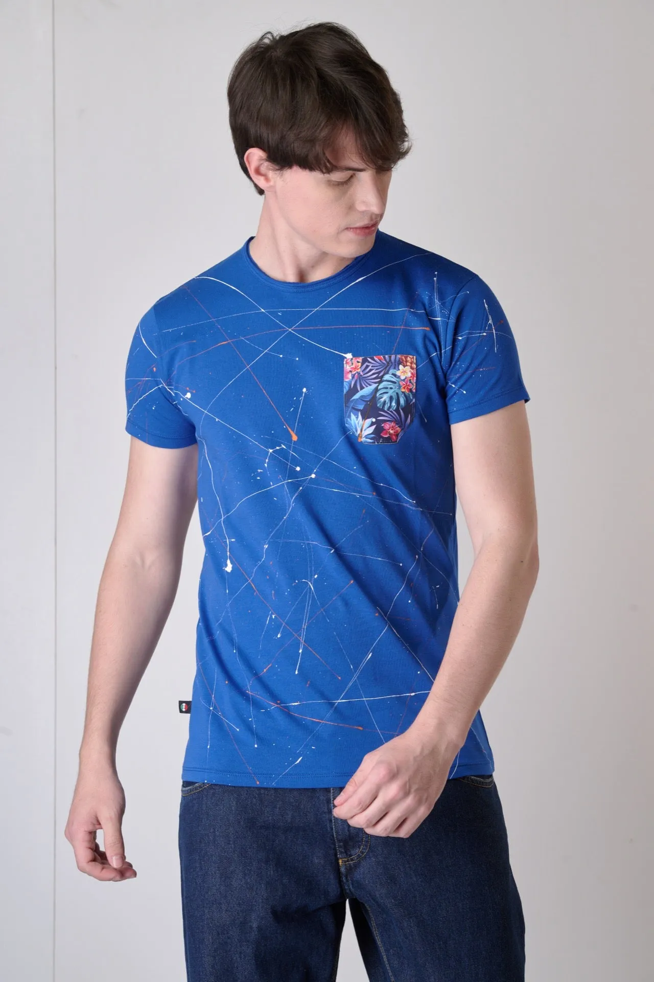 T-Shirt Blu Royal con Taschino in tessuto V2 e schizzi di vernice