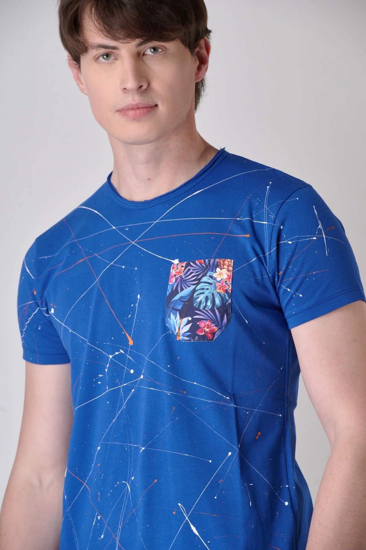 T-Shirt Blu Royal con Taschino in tessuto V2 e schizzi di vernice