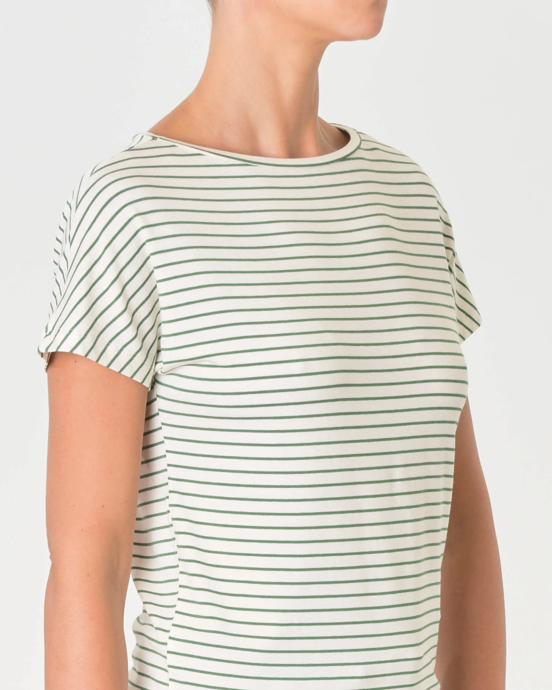 T-shirt in viscosa stretch bianca a righe verdi con maniche corte