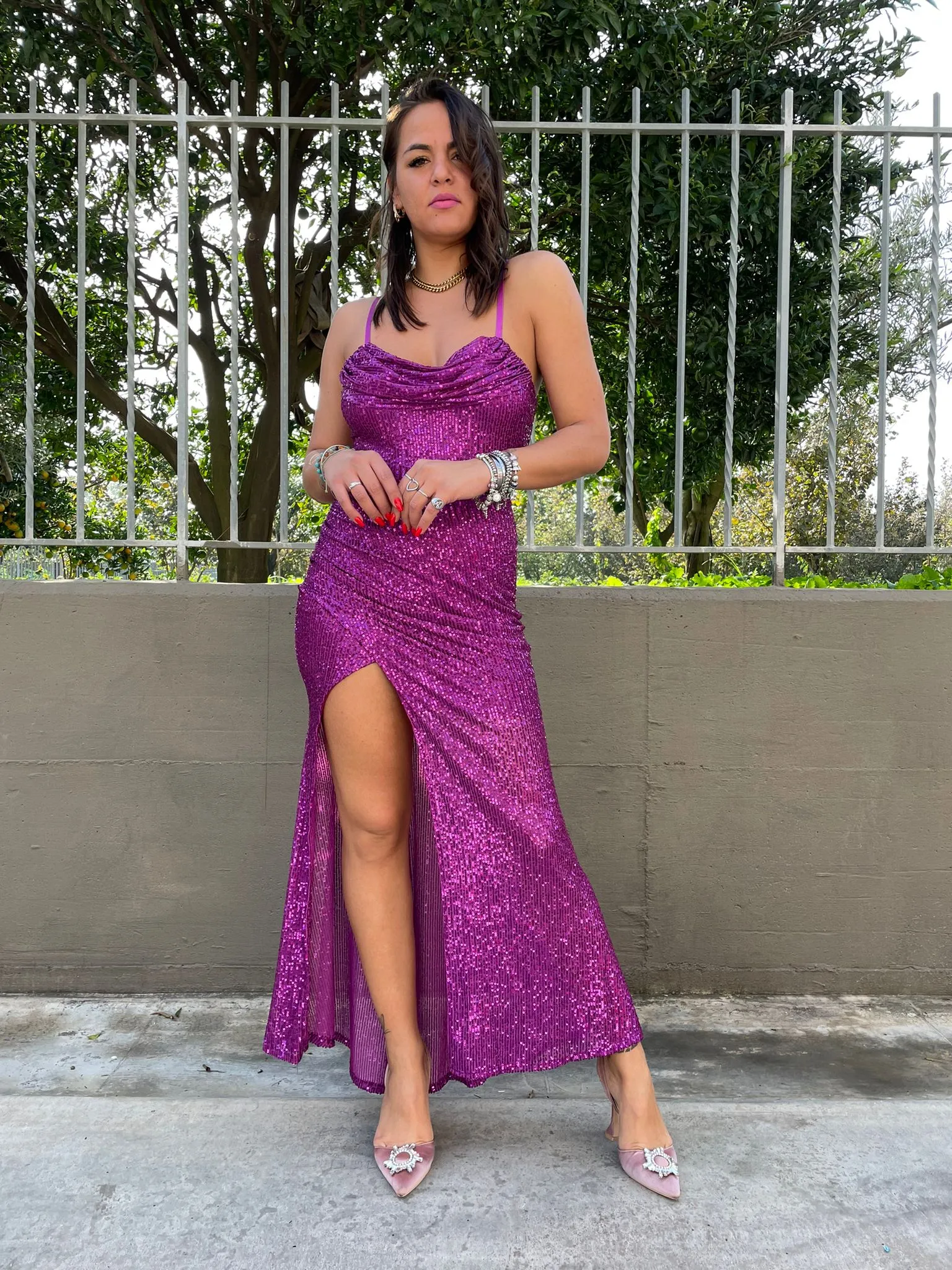 Vestito lungo in paillettes con spacco